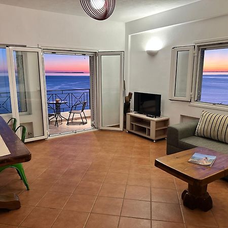 Roumers Himara Buitenkant foto