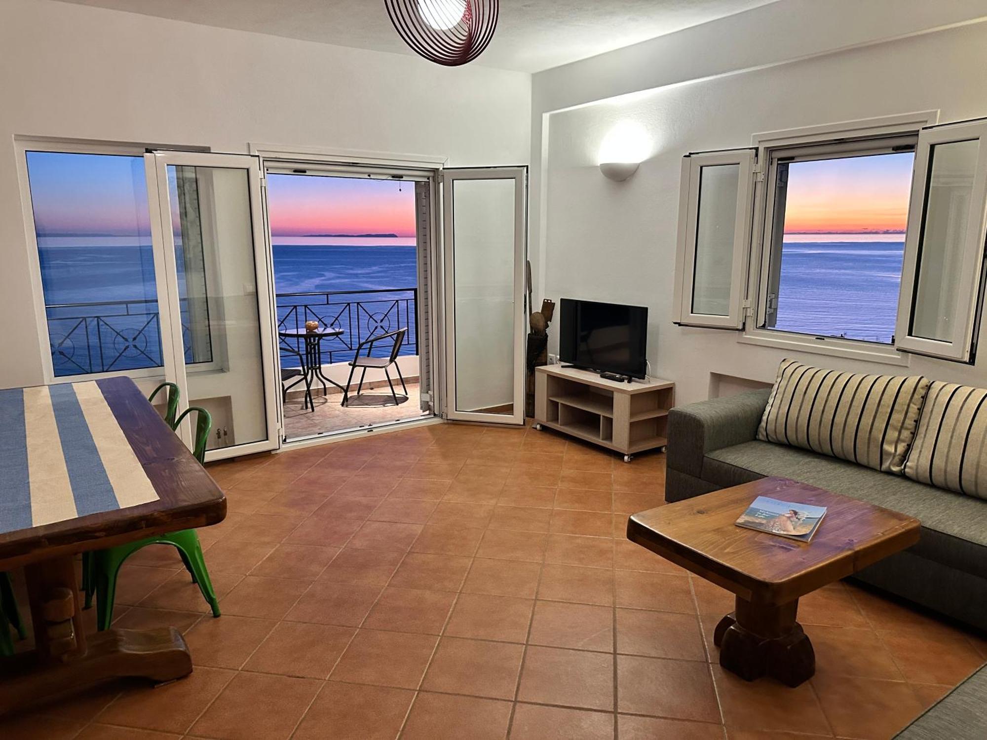 Roumers Himara Buitenkant foto