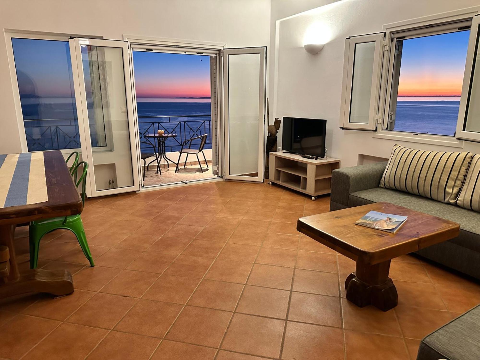 Roumers Himara Buitenkant foto