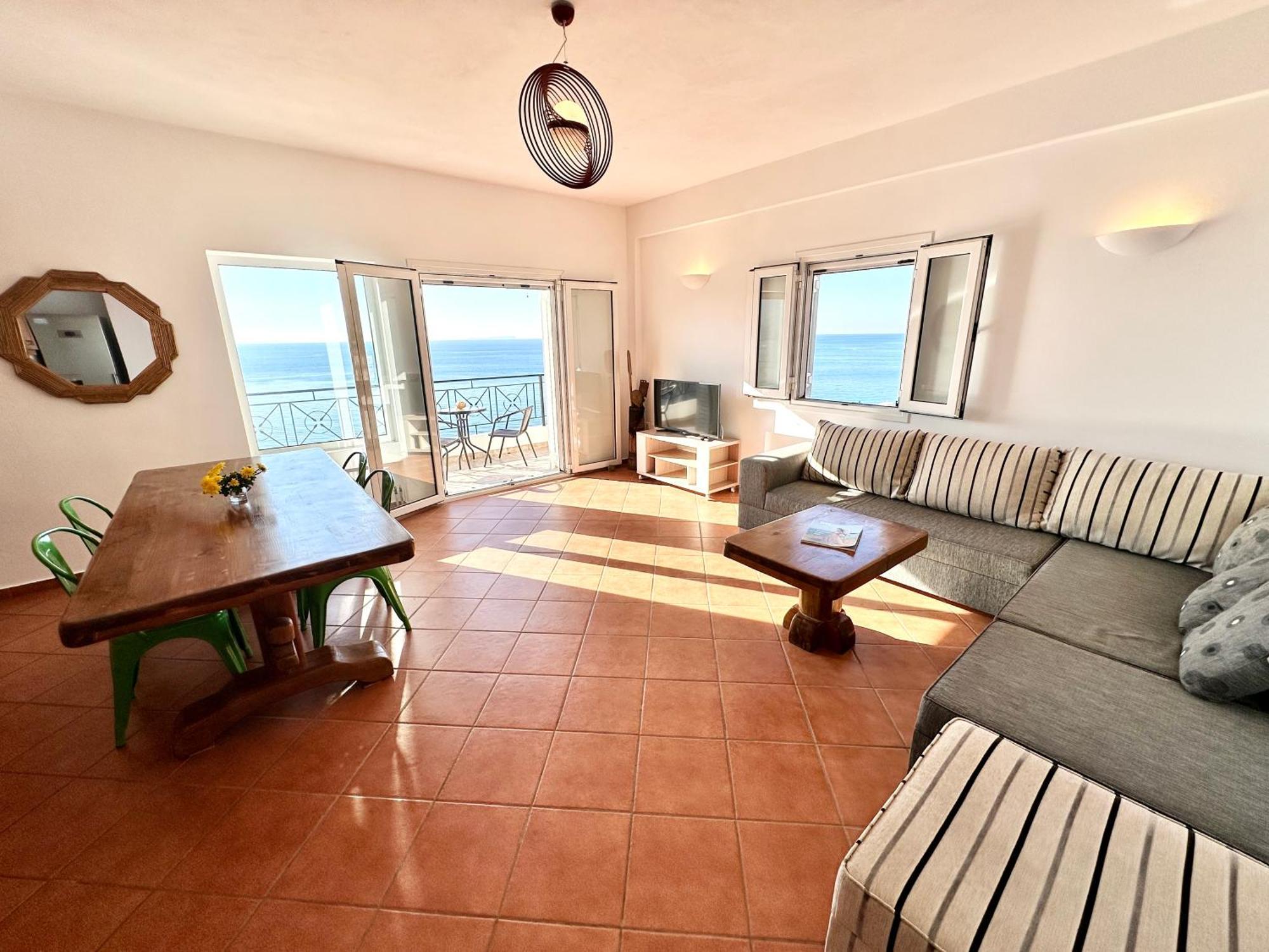 Roumers Himara Buitenkant foto