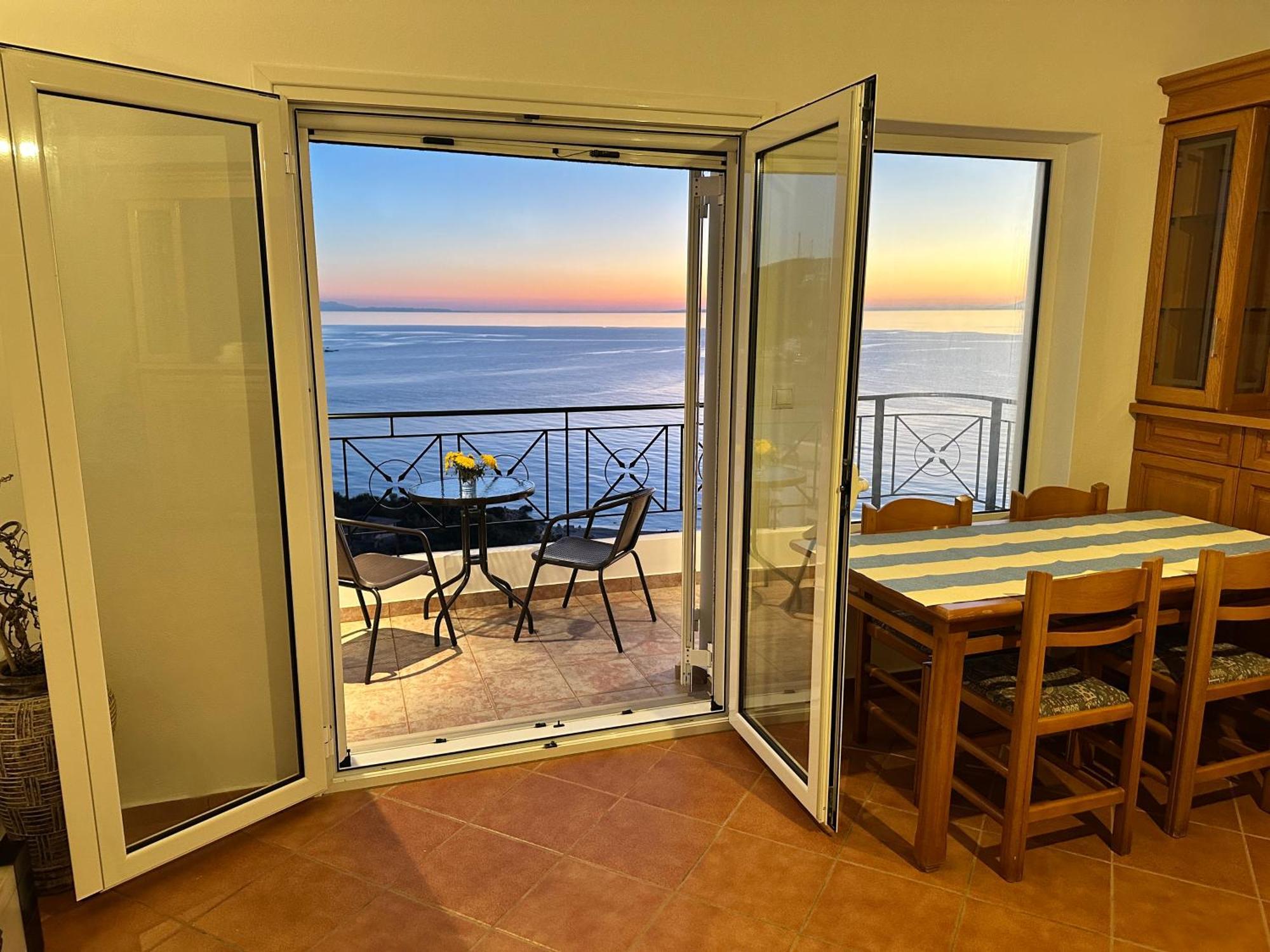 Roumers Himara Buitenkant foto