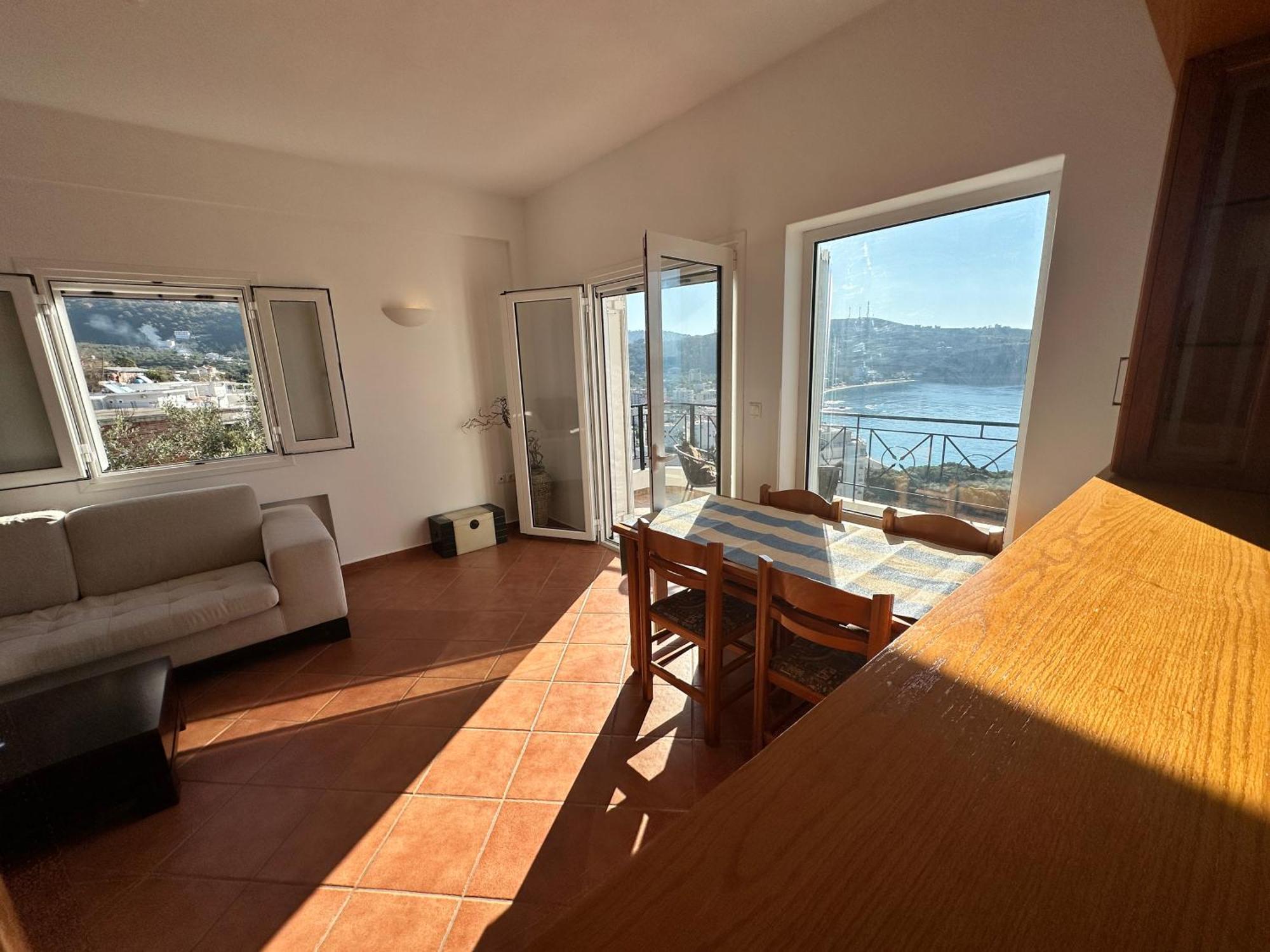 Roumers Himara Buitenkant foto