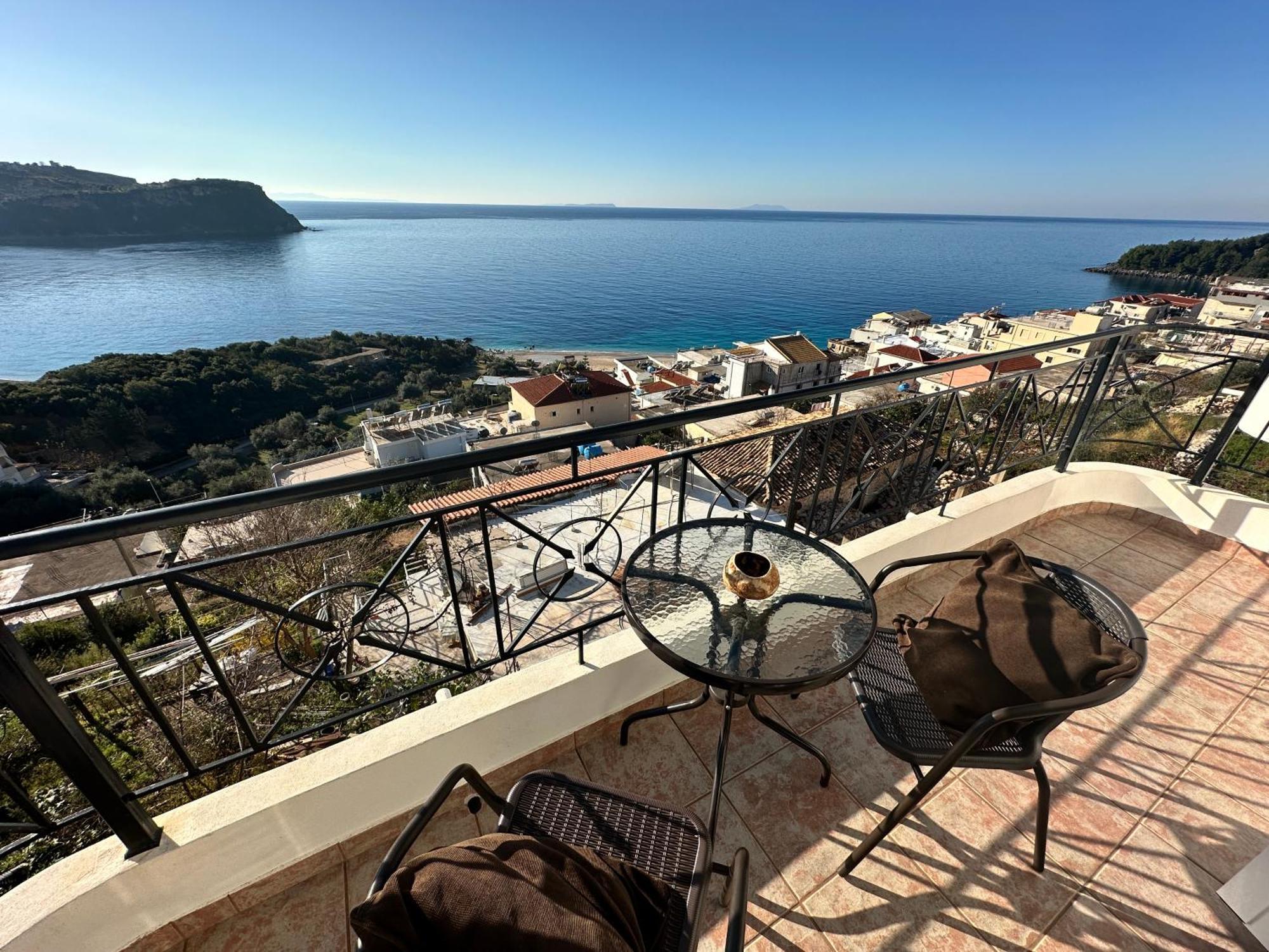 Roumers Himara Buitenkant foto