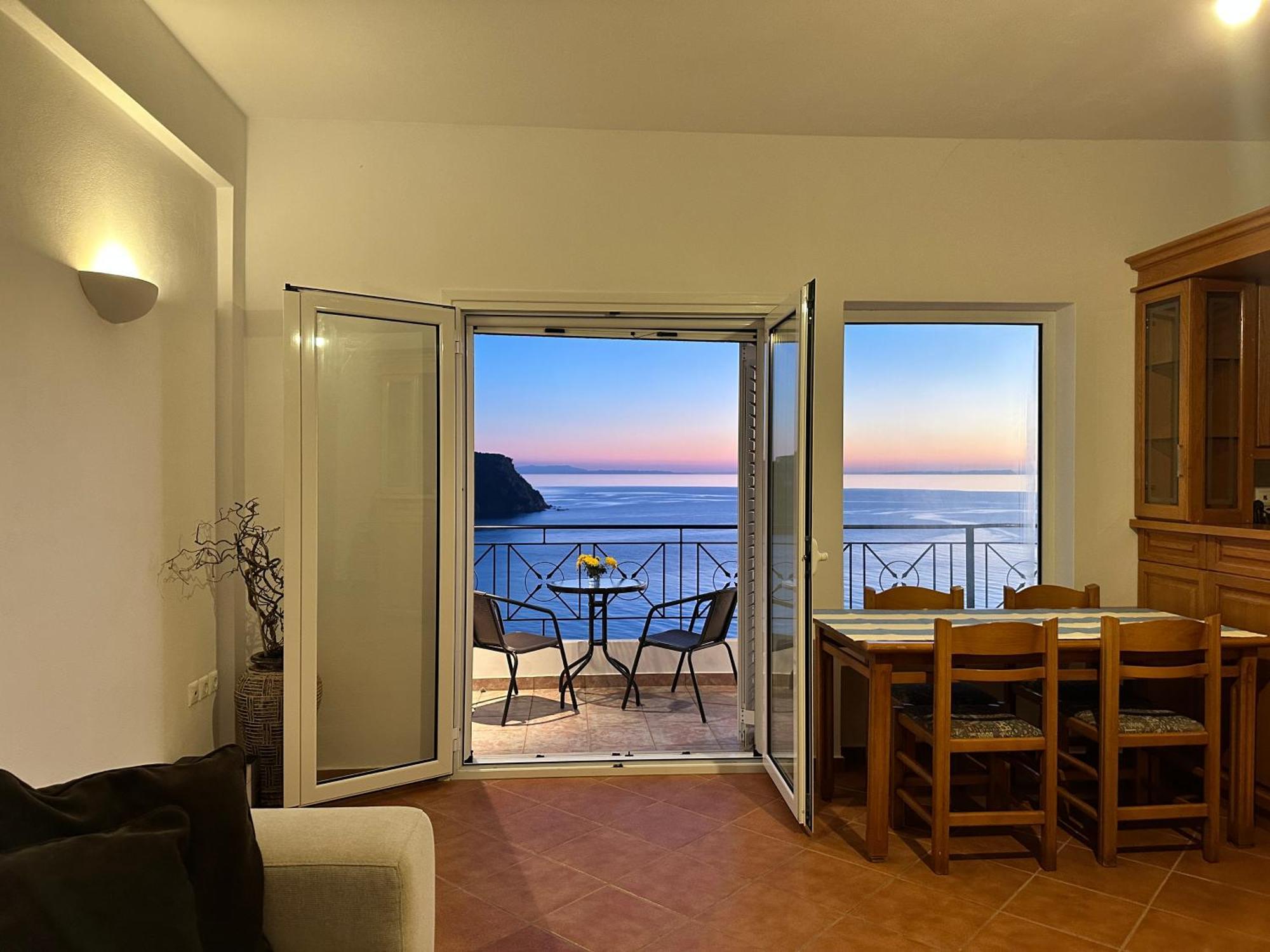 Roumers Himara Buitenkant foto