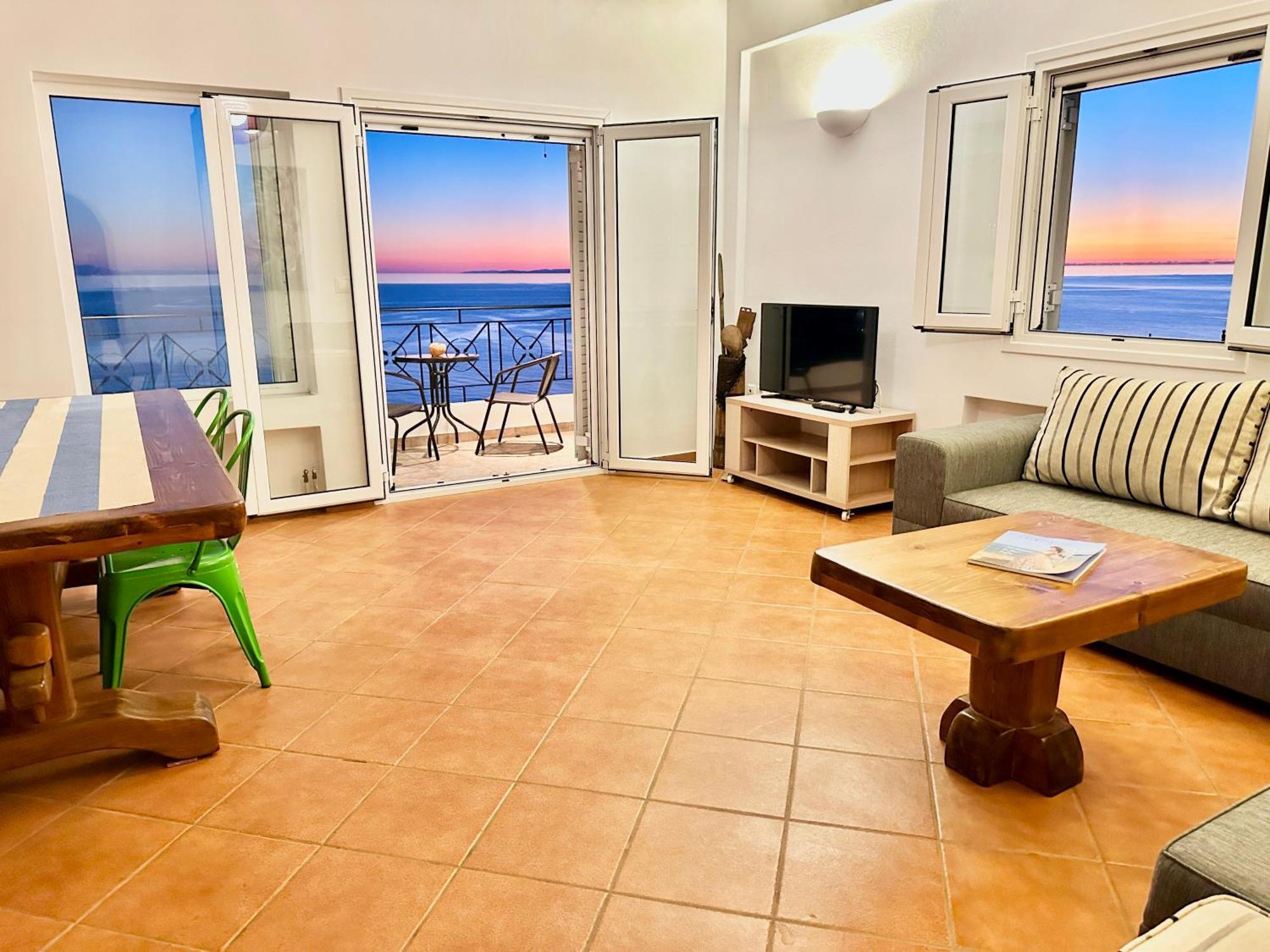 Roumers Himara Buitenkant foto